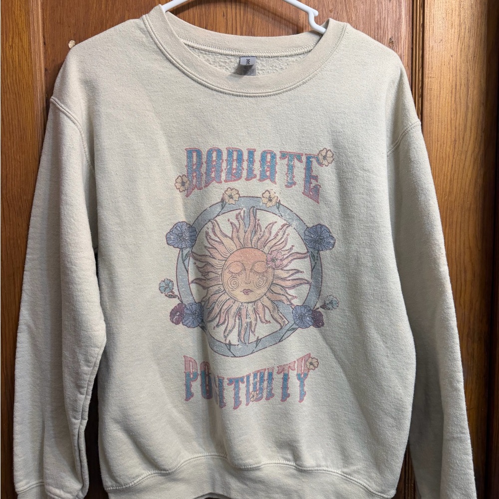 Gildan Beige Sweatshirt with Sun and Floral Design